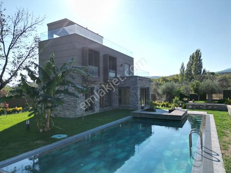 Sabri Pınarbaşı'dan Güre'de Eşsiz Mimarili Satılık Müstakil Villa