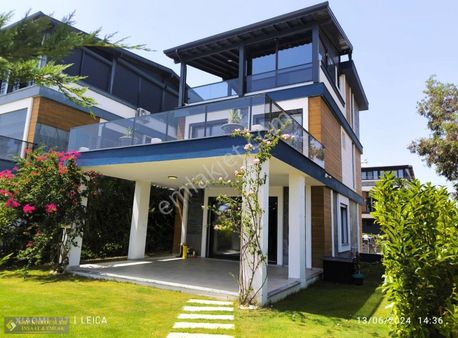 İzmir Ürkmez Sahilde Denize 50 Metre Deniz Manzaralı 4+1 Villa