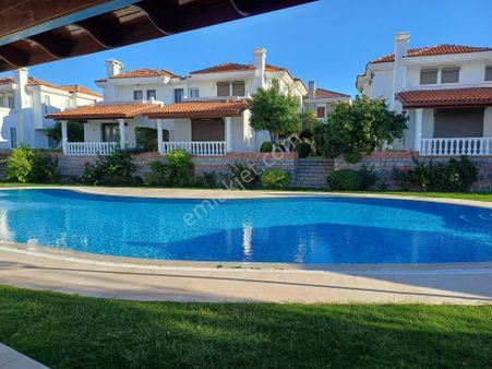 Alaçatı Havuzlu Bakımlı Sitede Yıllık Kiralık Klimalı 3+1