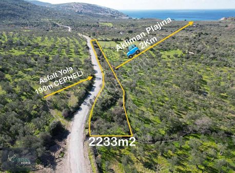 Babakale Köyü Yolu Üzerinde Asfalt Cepheli Deniz Manzaralı Tarla