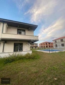 Karasuda Araç Takaslı Havuz Cephe Sıfır 1+1