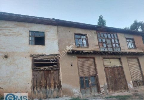 Burdur Merkez İlyasta 928m2 Köy İçinde Bahçeli İki Adet Evi Olan Satılık Arsa