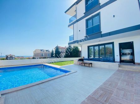 Geniş Bahçeli Havuzlu İskanlı Yapı Denetimli Merkezde Lüks Villa