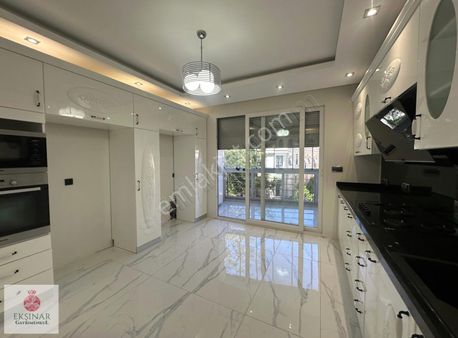 Ekşinar Gayrinmenkul'den Şenlikköy'ün Merkezinde Ferah Daire