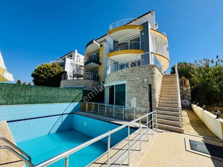 Sahil Sitesi Mevkiinde Satılık 3+2 Özel Havuzlu Full Deniz Manzaralı Eşyalı Villa