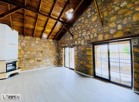 Vitrinden Oksijen Cennetinde Emsalsiz Taş Ev