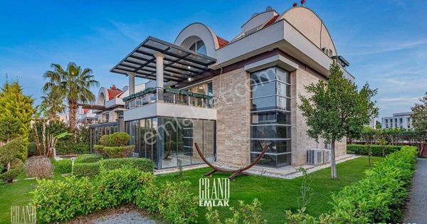 Belek’te, Sea Pearl Golf Villaları’nda 5+1 Satılık Villa