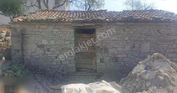 Gömeç Kumgedik Köyünde Avlulu Ahır