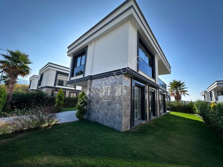 Kuşadası Davutlar Sahilinde Denize Yakın Müstakil Villa