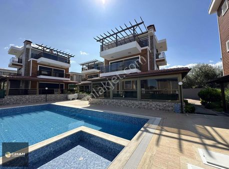 Kuşadası'ında Deniz Manzaralı Müstakil Yazlık