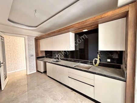 Alpaslan 1.bölgede Geniş Balkonu Ve Şık Tasarımıyla Arakat 3+1