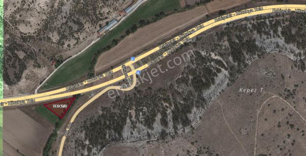 Takmak’ta Ana Yol Üzeri Dere Kenarı Takasa Açık Satılık Tarla