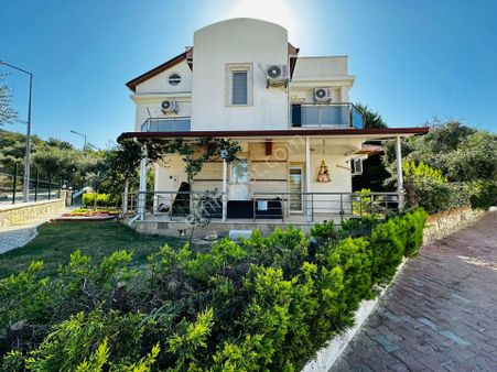 Aclass'dan Merkezı Konumlu-7/24 Guvenlık-havuz-bahçe-otopark-çok Özel Fıyatlı Esyalı Fırsat Villa!