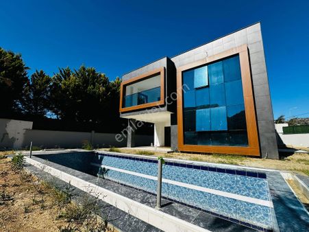 Kuşadası'nda Satılık-sahıle Yakın-özel Havuz-otopark-600 M2-bahçe-kombi-ultra Lüx Tamamı Müstakil