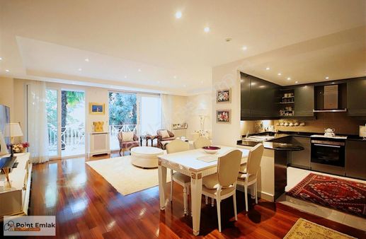 Polat Koru Sitesi'nde Geniş Balkonlu Bahçeli Havuza Yakın Daire!