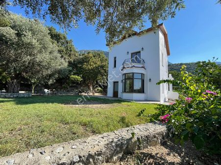 Girne Lapta Bölgesinde Deniz Manzaralı Satılık 3+1 Villa