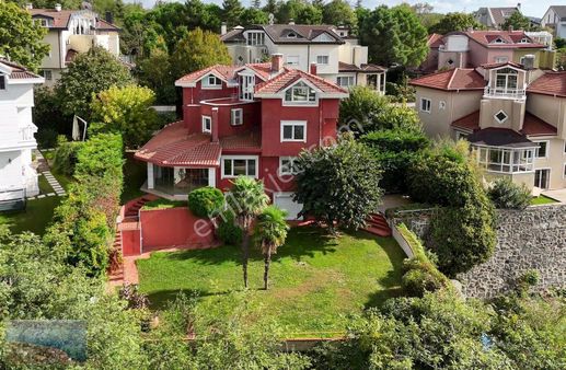 Zekeriyaköyde Fırsat: Deniz, Orman Manzaralı Büyük Bahçeli Villa