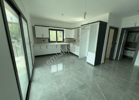 Girne Alsancak'ta Site İçerisinde, Yatırıma Uygun satılık 2+1 Daire !!