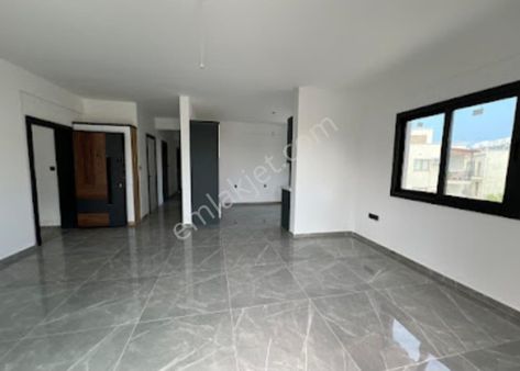 Girne Alsancak'ta Site İçerisinde, Yatırıma Uygun satılık 3+1 Daireler !!