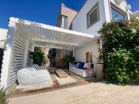 Gümüşlük Yalıkavak Sosyal Tesisli Sitede Geniş Bahçeli Manzaralı Villa