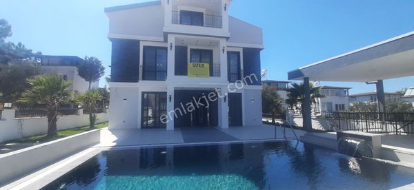 Didim Akbük'te Denize 500 Mt. Ultralüks 4+1 Malikane