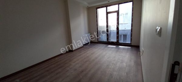 Bahçelievler Hüriyet De Satılık 2+1 Ara Kat Daire.