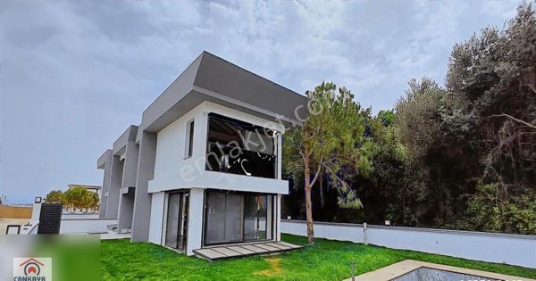 Dalyan Denize 100m. 5+1 3 Katlı 300 M2 Arsalı Havuzlu Lüks Villa