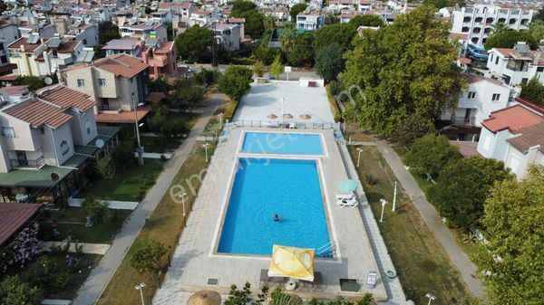 Site İçeresin Havuzlu Bahçeli Satılık Yazlık Villa