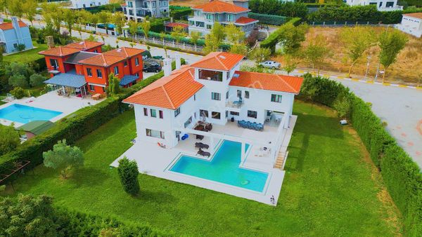 Tepekent L Tipi Oturuma Hazır Köşe Konumlu Satılık Müstakil Villa