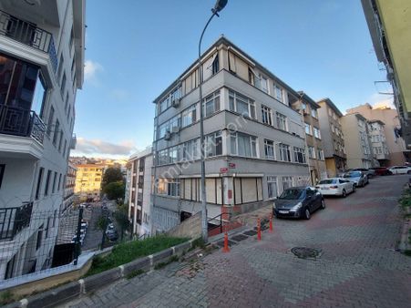 Üsküdar Fıstıkağacında Metronun Yanıbaşında Köşe Daire Satılık Boş