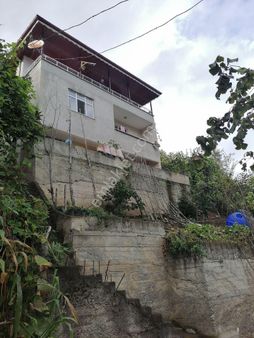 Sürmene Küçükdere Mahallesinde 850 M2 Arsa İçerisinfe Üç Katlı Ev