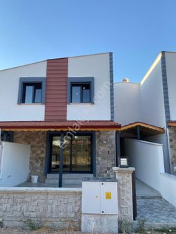 Dikili Güven Emlak'tan Cumhuriyet Mahallesinde Acil Satılık Lüks Villa