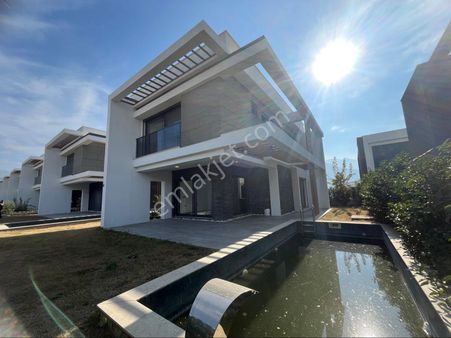 Kuşadası Güzelçamlı’da Geniş Bahçeye Sahip 4+1 Satılık Villa