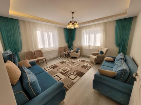 İlbey // Şuhut Merkez Huzurevi Caddesinde 3 Daireli Komple Bina