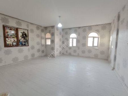 Babacandan Bahçelievlerde Parkeli Asansörlü 3+1 Ara Kat Daire