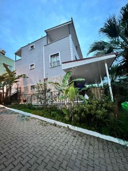 Kuşadası Soğucak Da, Deniz Manzaralı, Ddenize 5dk Mesafede, Ortak Havuzlu Sitede Tripleks Villa