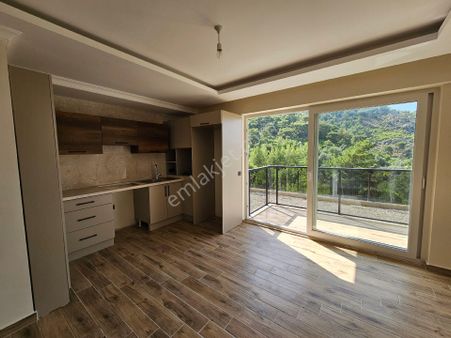 Fethiye'de Merkeze Yakın Doğa Ve Şehir Manzaralı Satılık Zemin Kat 1x1 Daire.