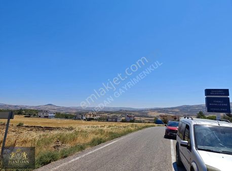 Hanedan Gyo'dan Tiyekli'de Asfalt Üzeri Satılık Bağevlik Yer