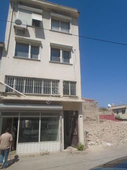 Konak Merkezde 2 Adet 1+1 Mesken Depolu Batarlı Dükkan Satılıktır