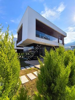 Avantaj Gayrimenkuldan Özel Havuzlu Sıfır Villa