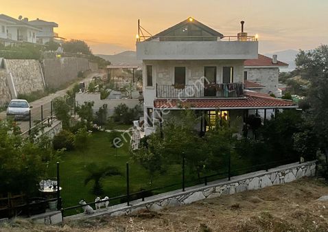 Başoğlundan Yenifoça 5+1 Satılık Tripleks Villa