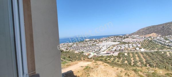 Kuşadası Uydukent Bülbül 3 Sitesinde, Deniz Manzaralı, Temiz, Boş Satılık Daire
