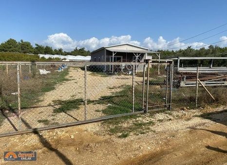 Özveri Emlak'dan Aksu Kurşunlu'da İçi Depolu Satılık Tarla