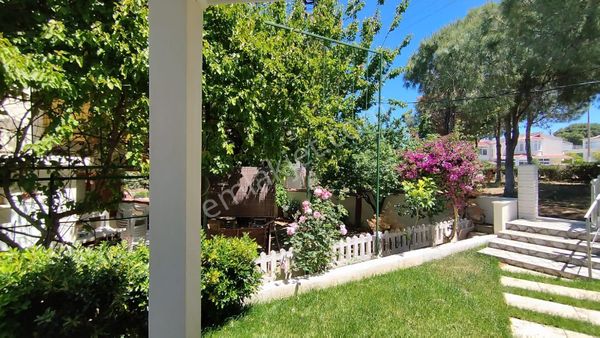 Çeşme Burcu Sitesinde Full Tadilatlı Büyük Bahçeli 3+1 Villa!!!