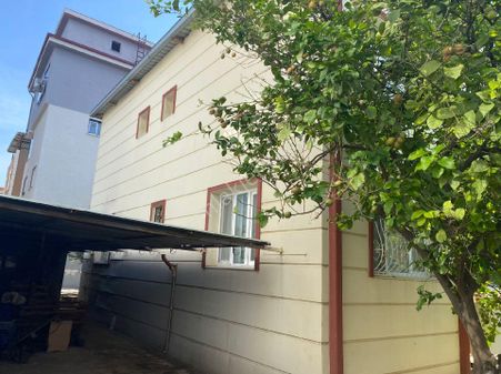 Villa Görünümlü Bina Ve Arsa