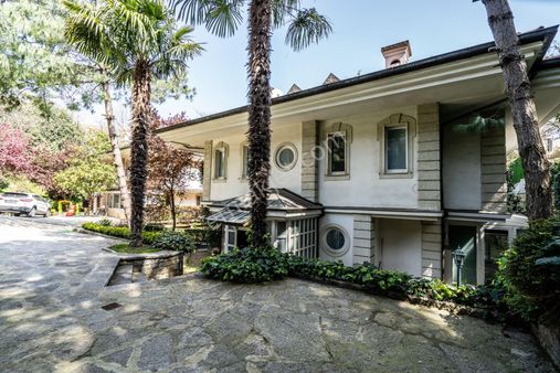 Tarabya Köşk Evler Sitesi'nde 5+2 Satılık Villa