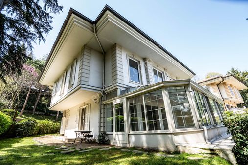 Tarabya Köşk Evler Sitesi'nde Satılık Villa