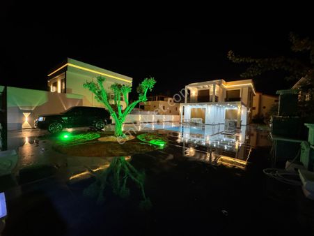 Didim Akbükte Denize 700m Mesafede 600m2 Arsa İçinde 4+1 Ful Eşyalı Havuzlu Akıllı Sistemli Villa