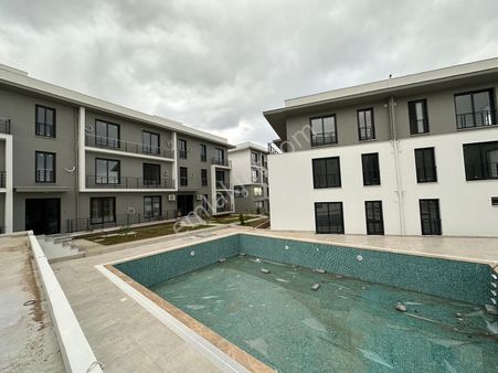 Girne Alsancak'ta Havuzlu Site İçerisinde Satılık Full Eşyalı 2+1 Daire !!