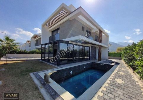 Kuşadası Davutlar Sahilinde Satılık Özel Havuzlu Tek Müstakil Lüks Villa